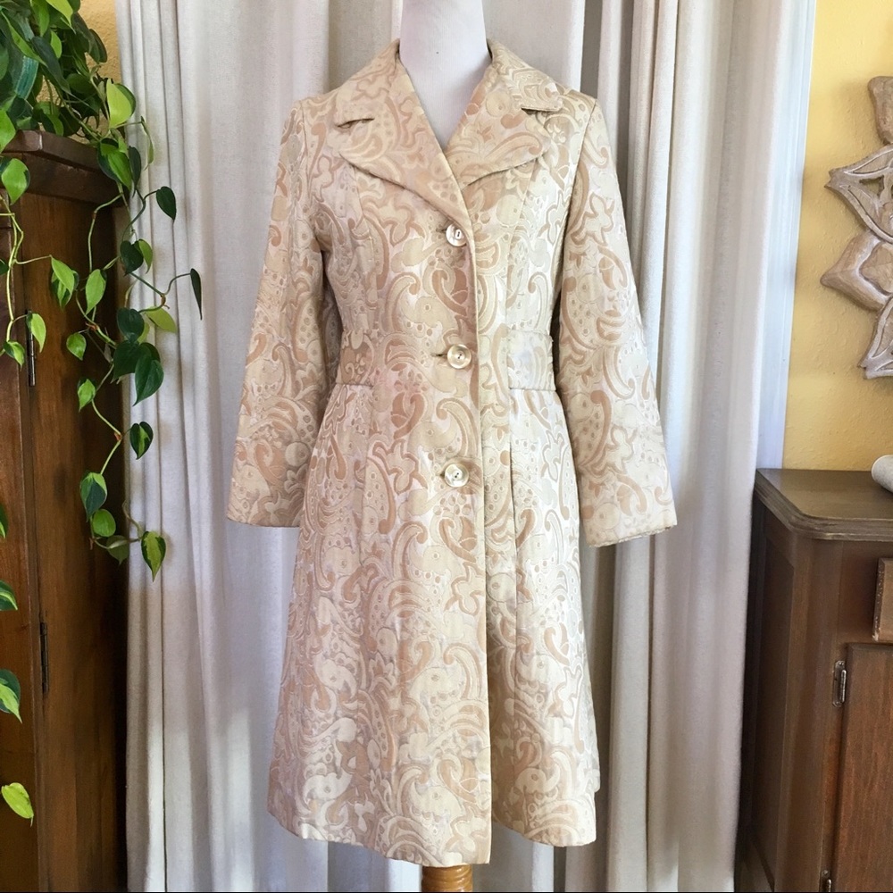 ⬇️ Vintage Cream Jacquard Coat Size Small